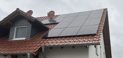 Photovoltaik-Dachanlage auf einem Einfamilienhaus im Raum Gießen