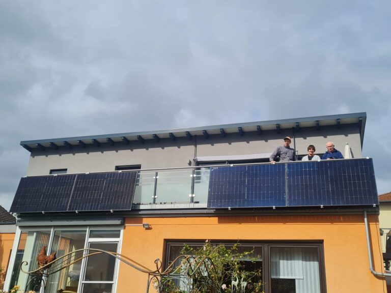 Balkonkraftwerk an einem Balkongeländer